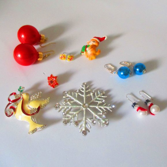 Christmas Vintage Costume Jewelry Lot Earrings Pins - Picture 1 of 10